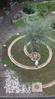 Garden with circolar fountain and pebbles 